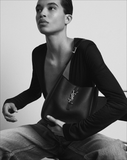 LE 5 À 7 small bag in soft grained leather